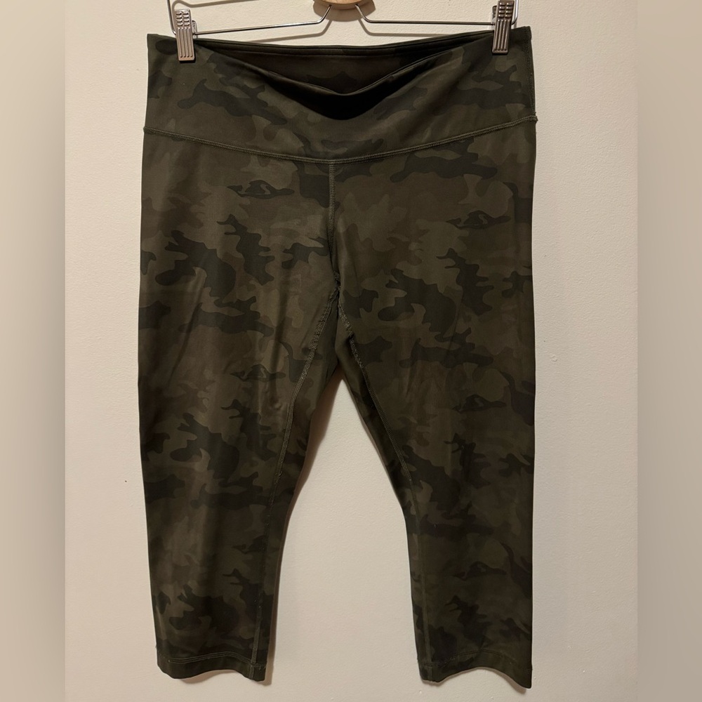 Lulule Camouflage Capri Leggings